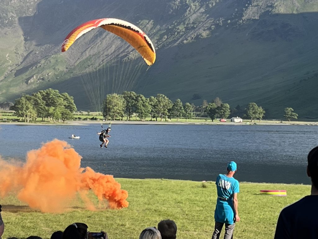 paraglider aims for the smoke, while Gordie commentakes